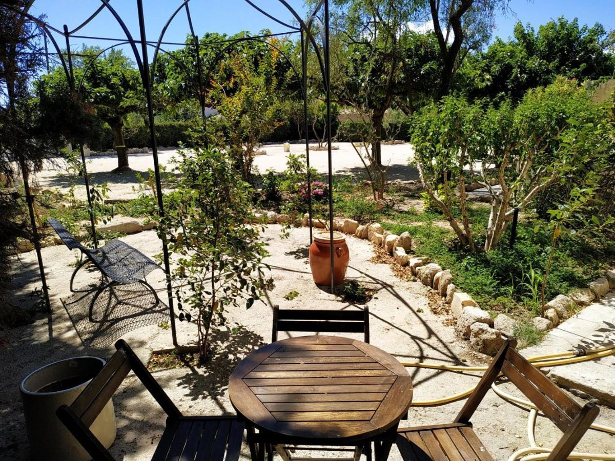 Hotel Le Mas Des Amandiers Graveson Exterior photo