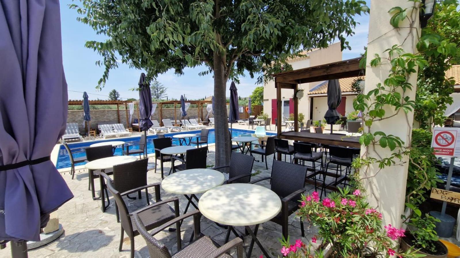Hotel Le Mas Des Amandiers Graveson Exterior photo