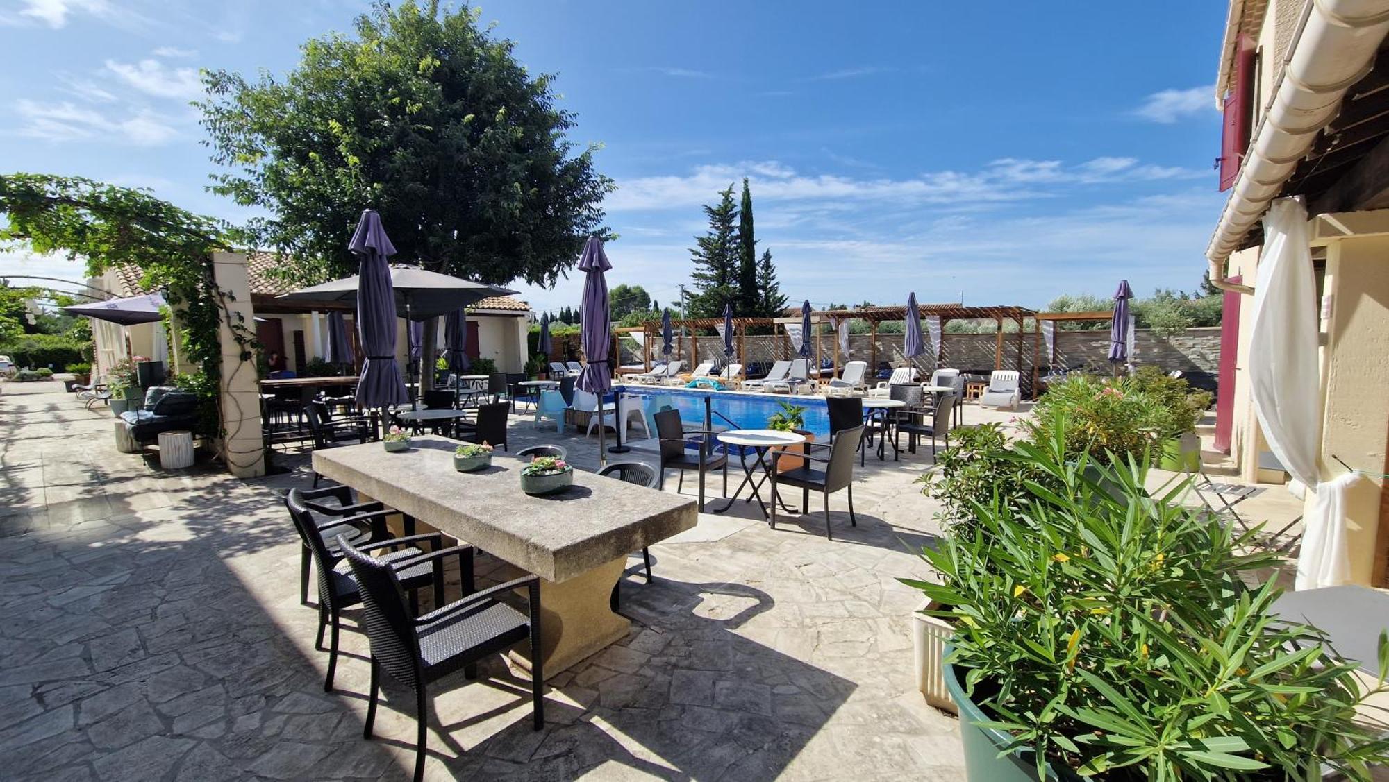 Hotel Le Mas Des Amandiers Graveson Exterior photo