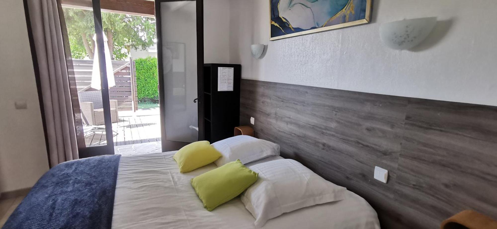Hotel Le Mas Des Amandiers Graveson Exterior photo