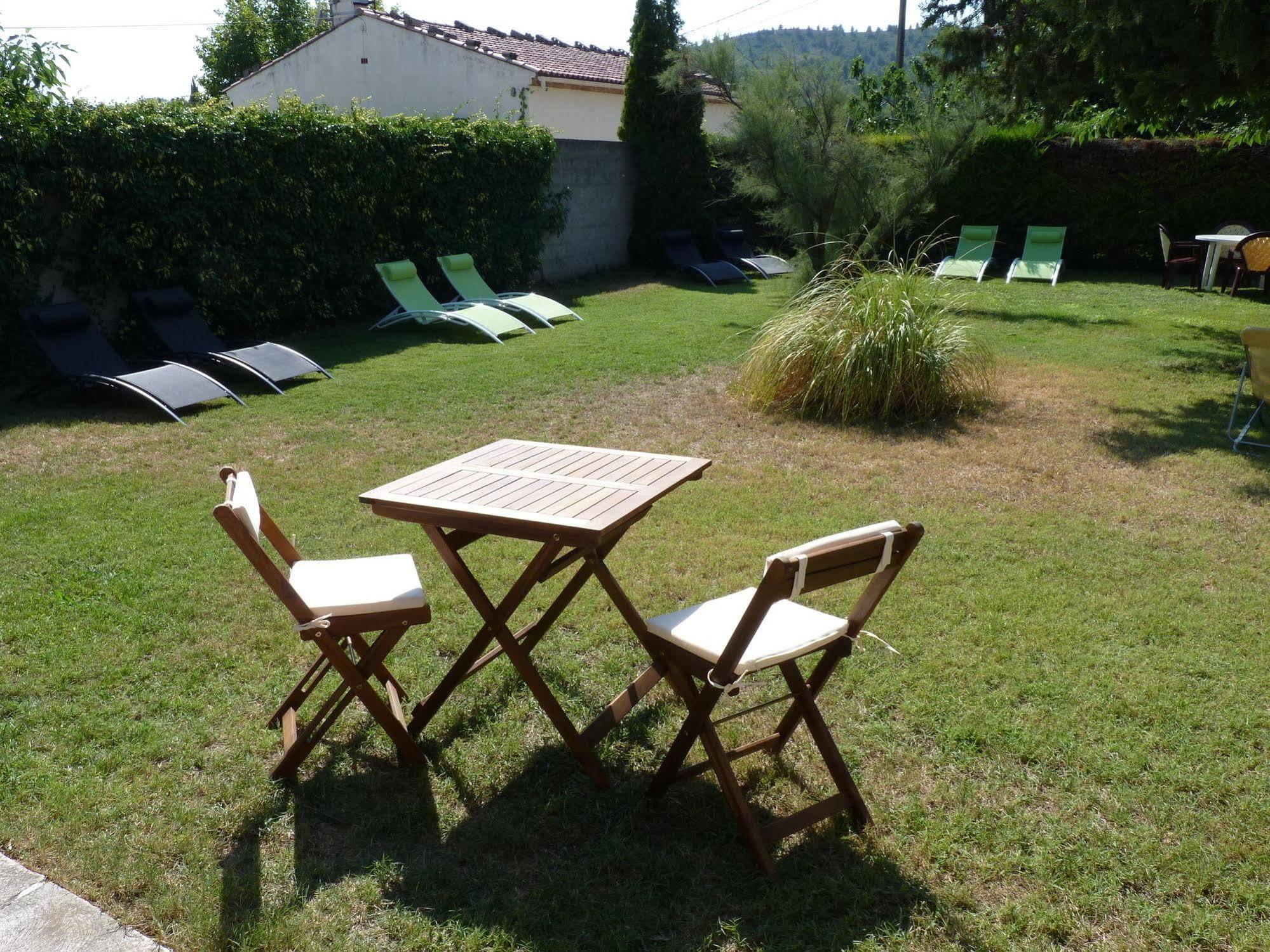 Hotel Le Mas Des Amandiers Graveson Exterior photo
